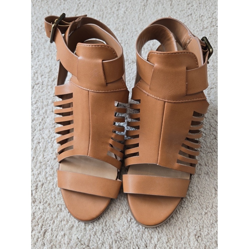 D Heart Womans High Heel Sandals Size 7 Camel Color